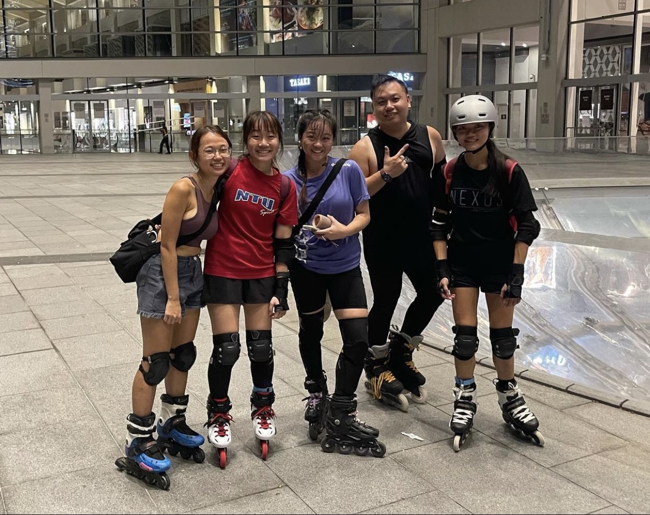 urban-inline-skating-friends-together